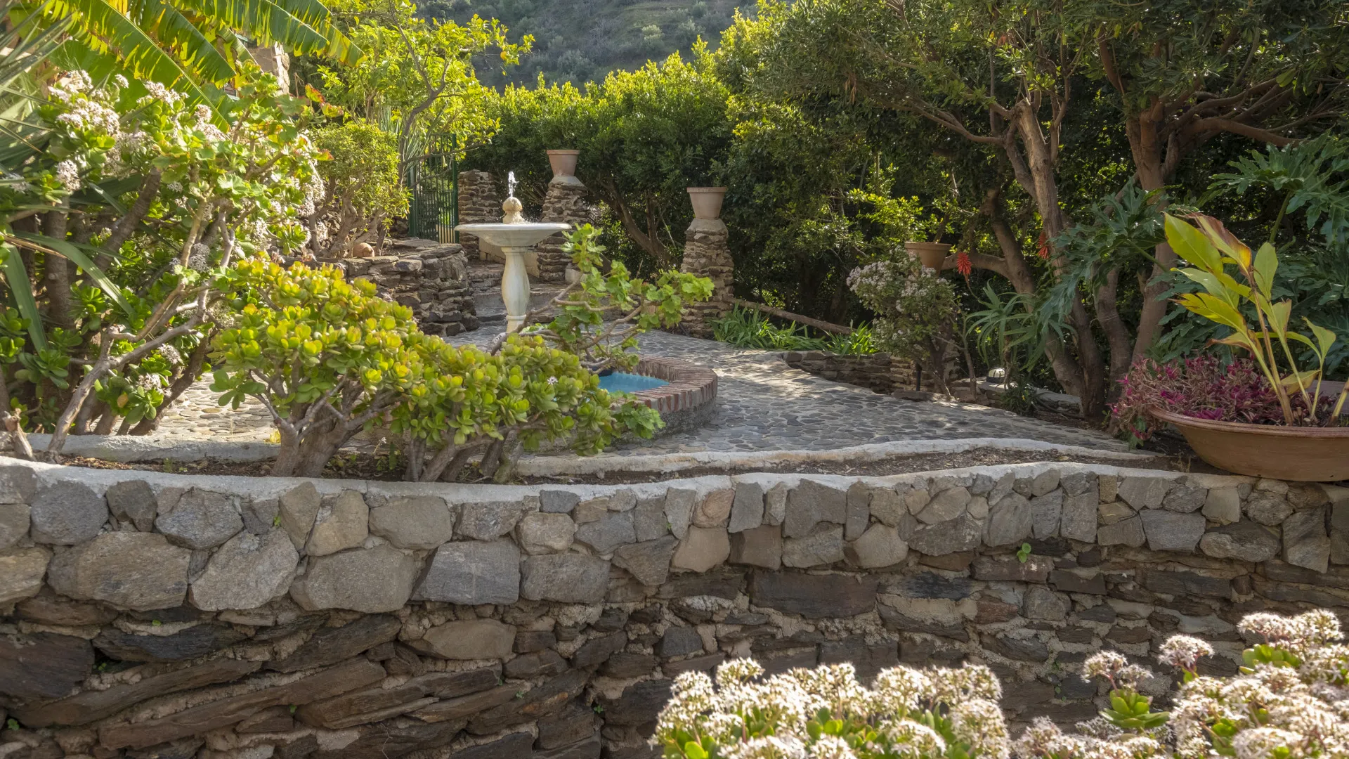 For sale villa in Sayalonga with 6 bedrooms
