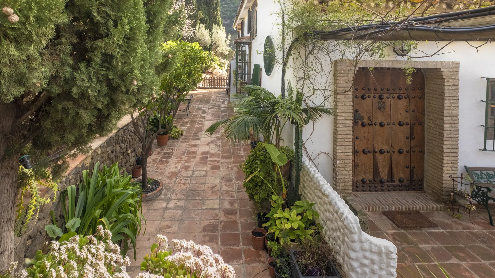 For sale villa in Sayalonga with 6 bedrooms