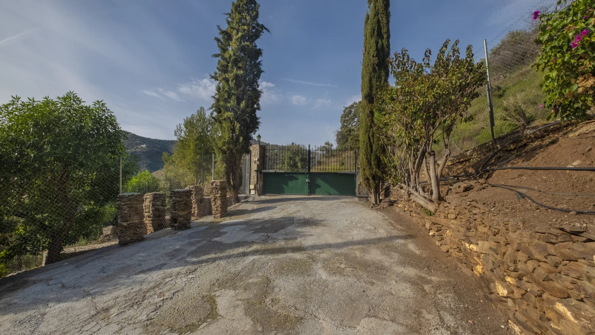 For sale villa in Sayalonga with 6 bedrooms