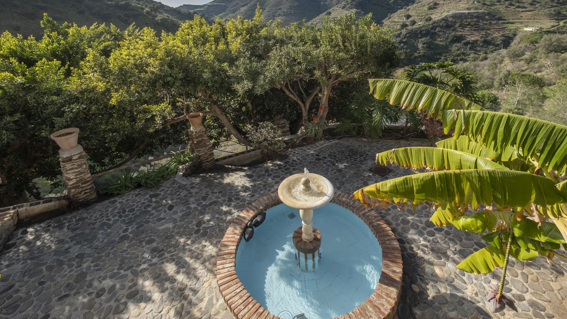 For sale villa in Sayalonga with 6 bedrooms