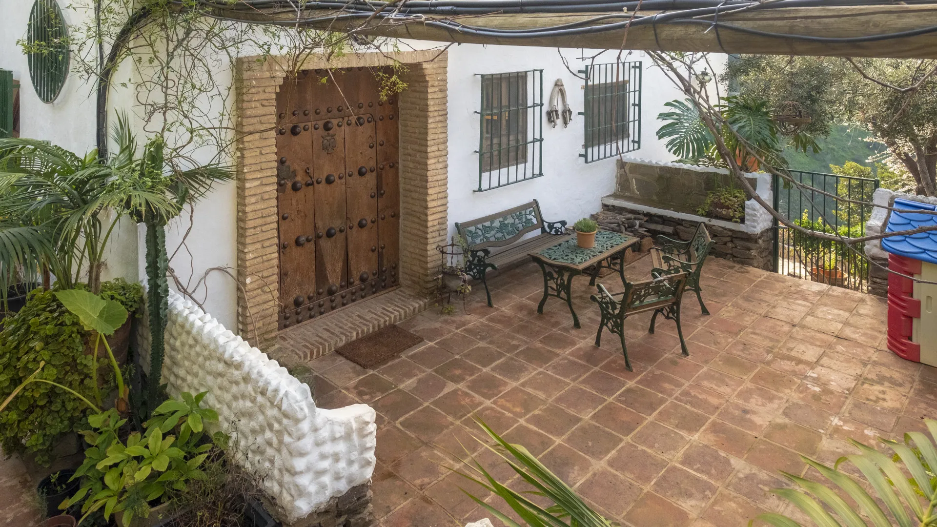 For sale villa in Sayalonga with 6 bedrooms