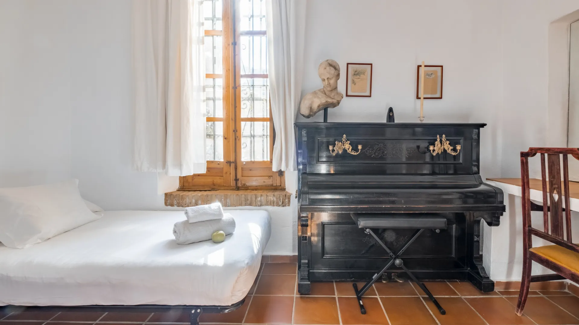 For sale villa in Sayalonga with 6 bedrooms