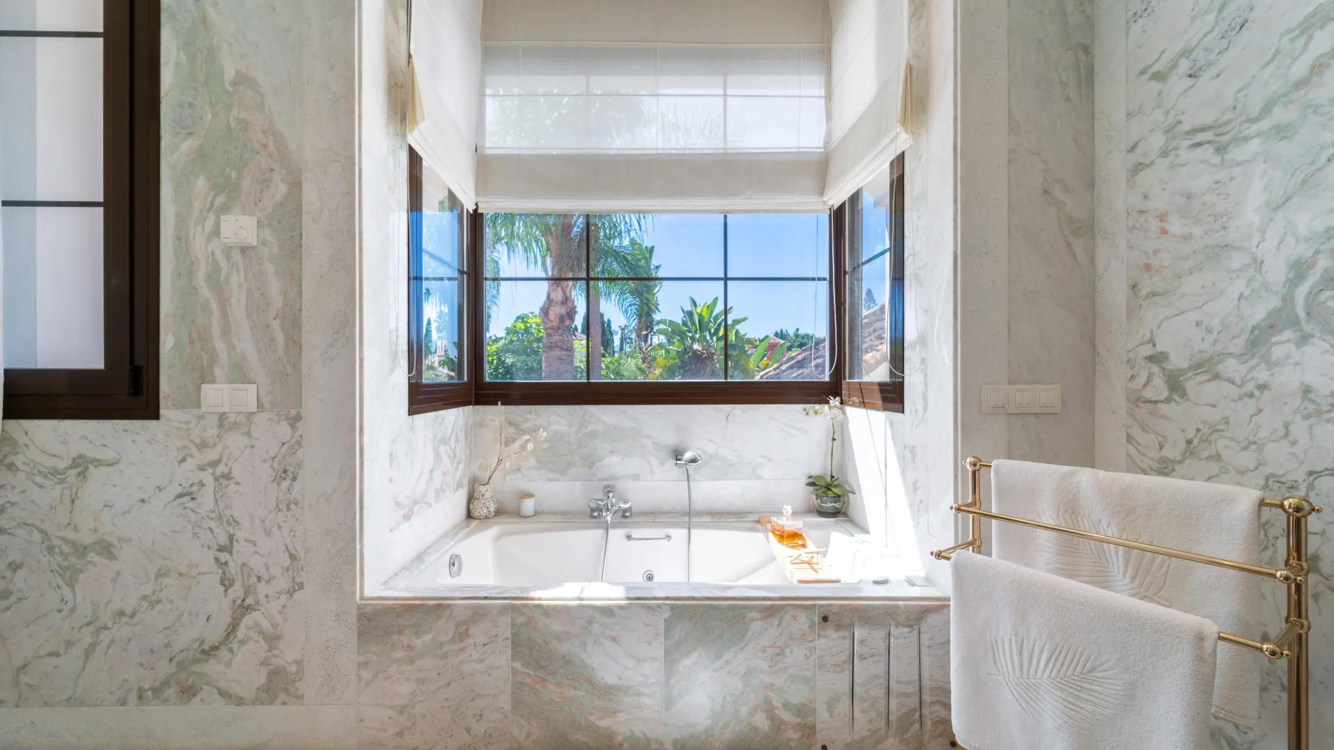 Villa with 8 bedrooms for sale in Guadalmina Baja