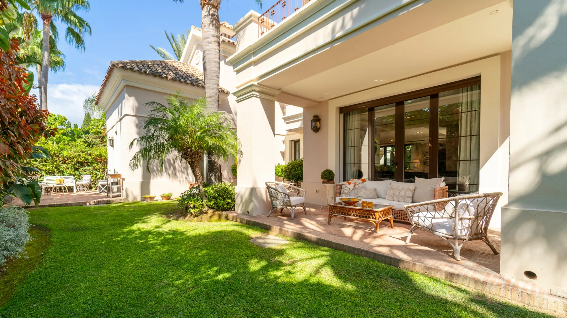 Villa with 8 bedrooms for sale in Guadalmina Baja