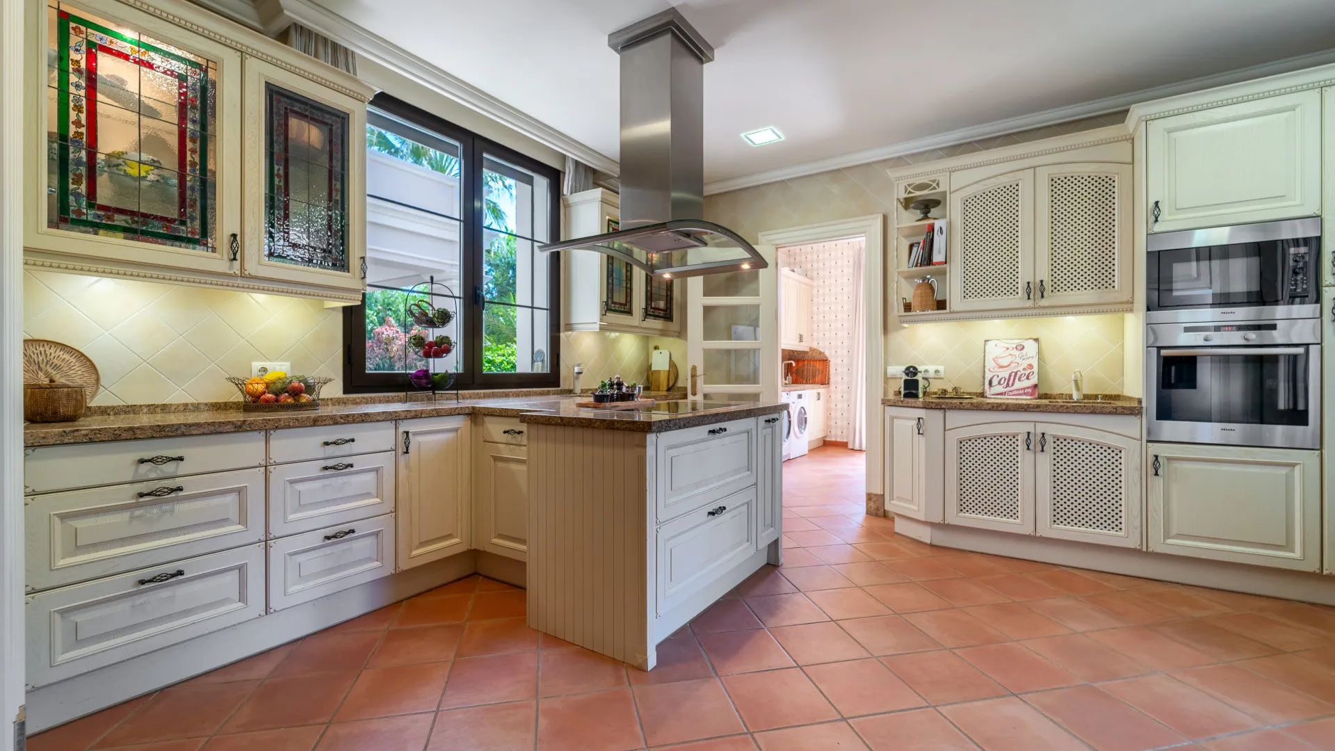 Villa with 8 bedrooms for sale in Guadalmina Baja