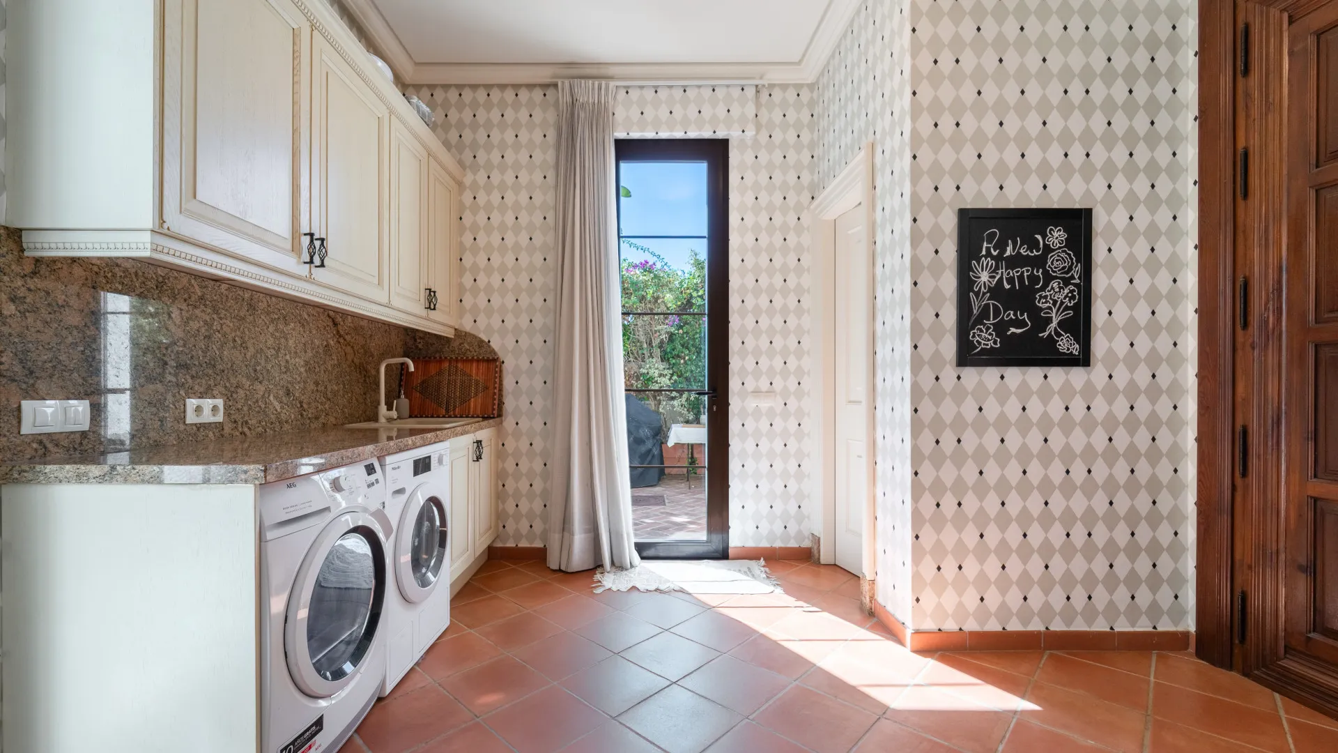 Villa with 8 bedrooms for sale in Guadalmina Baja