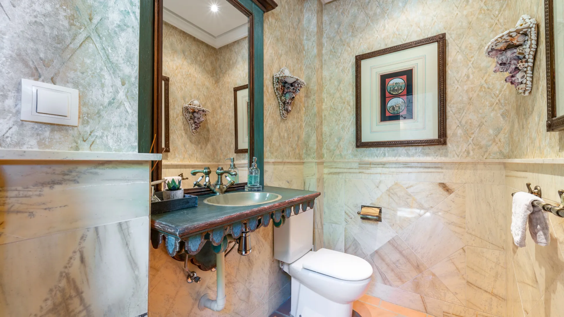 Villa with 8 bedrooms for sale in Guadalmina Baja