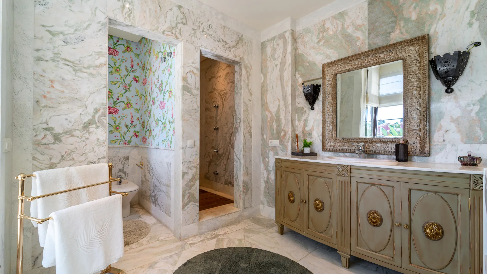 Villa with 8 bedrooms for sale in Guadalmina Baja