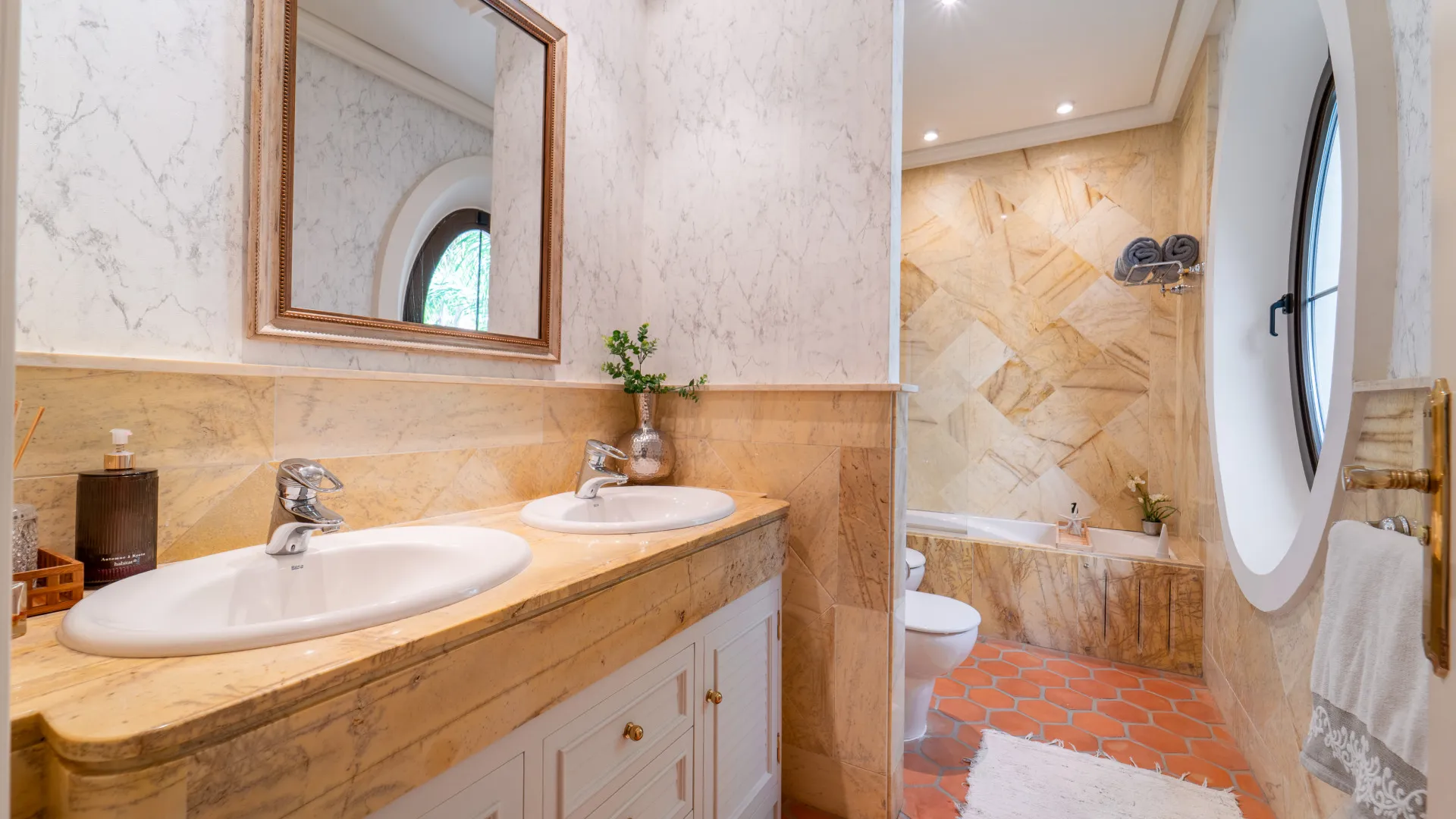 Villa with 8 bedrooms for sale in Guadalmina Baja