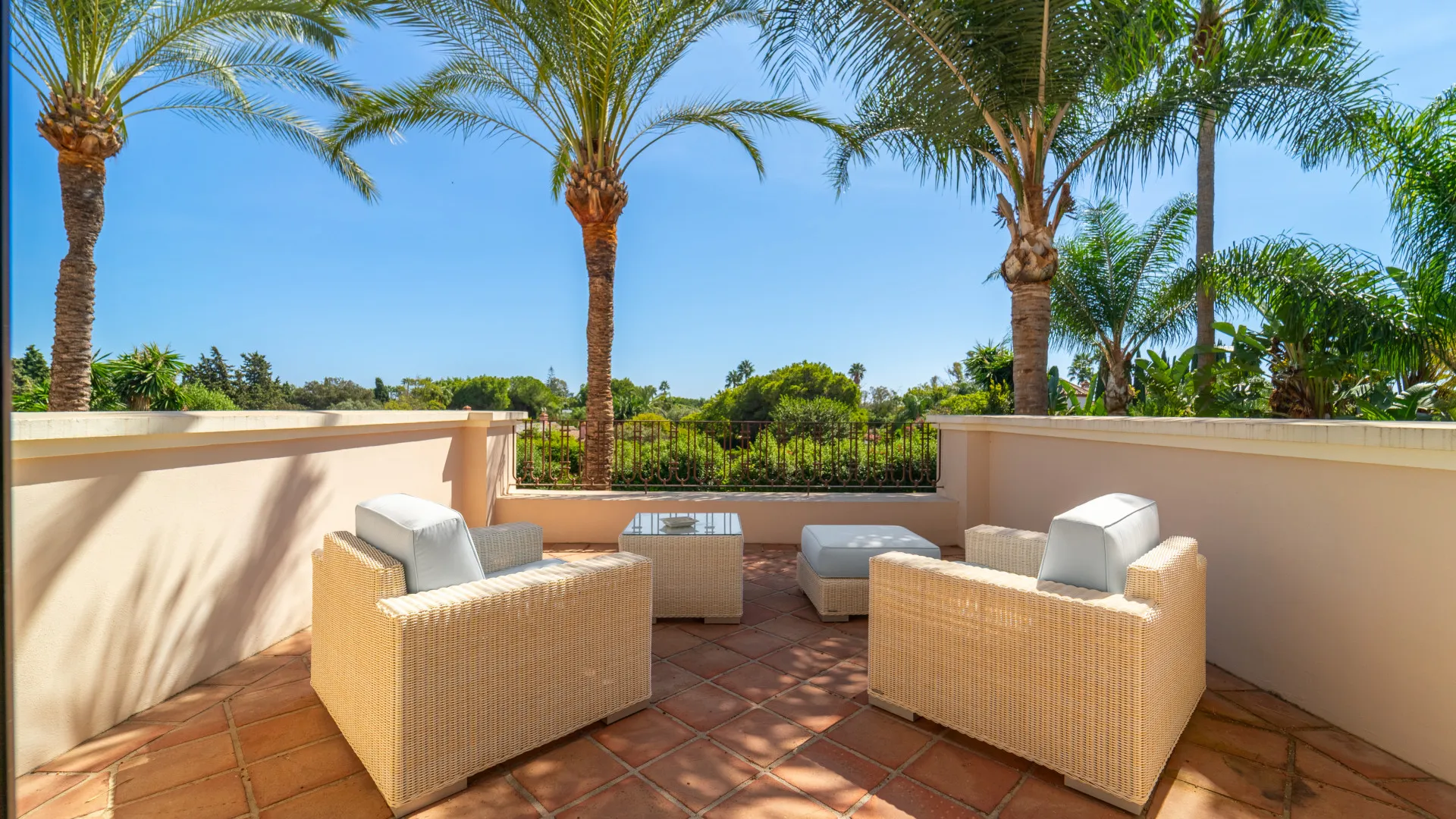 Villa with 8 bedrooms for sale in Guadalmina Baja