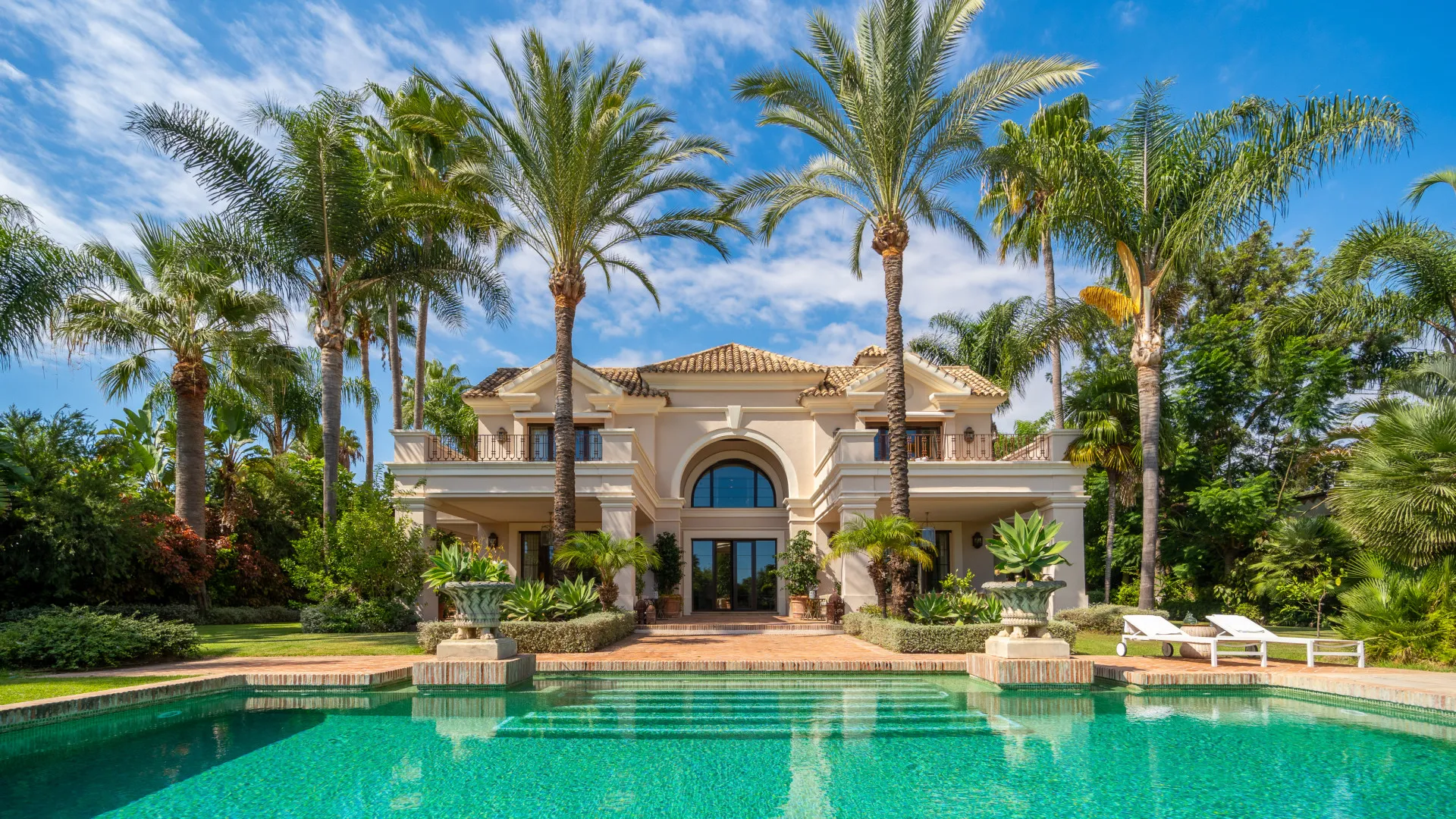 Villa with 8 bedrooms for sale in Guadalmina Baja