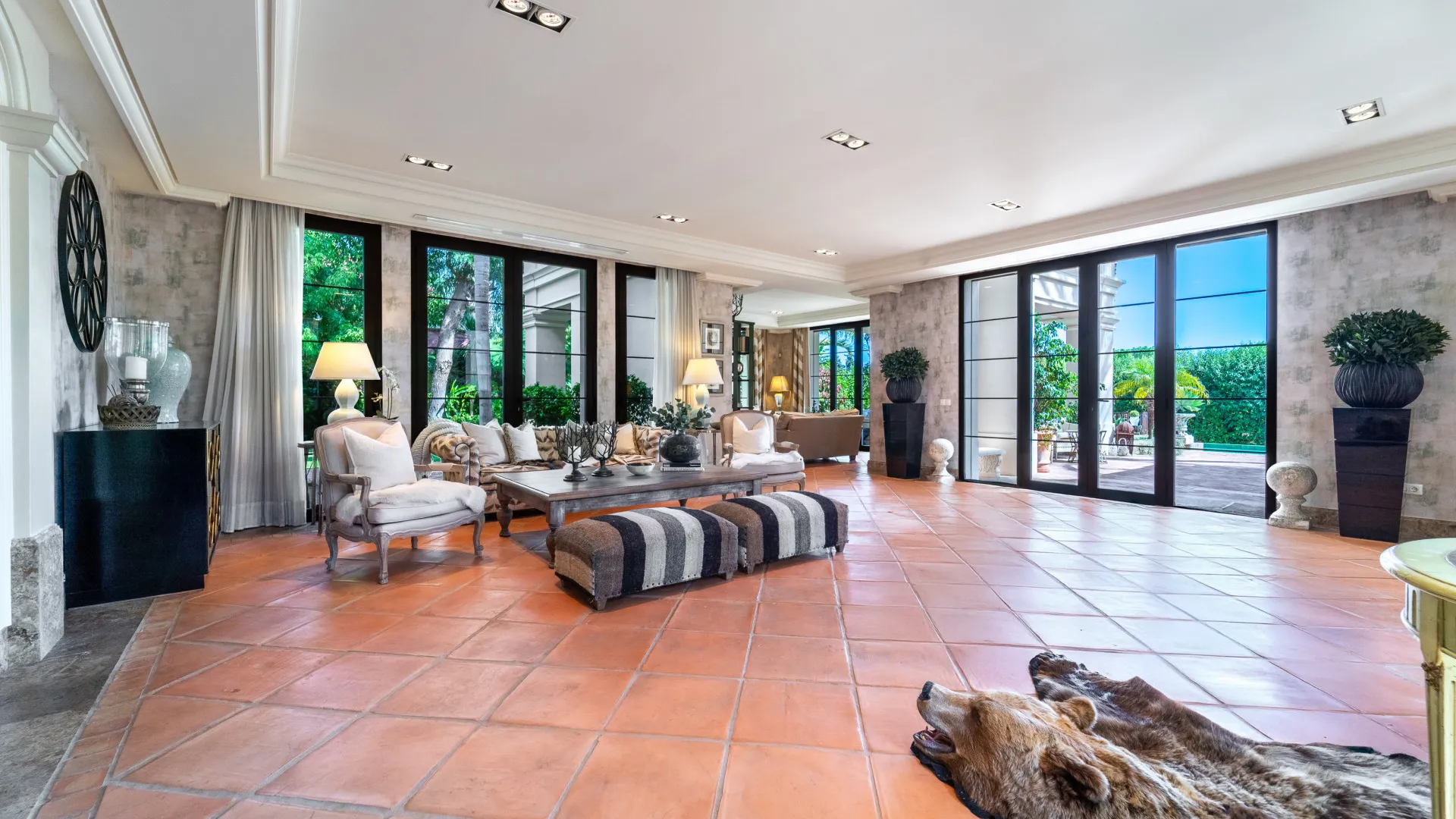 Villa with 8 bedrooms for sale in Guadalmina Baja