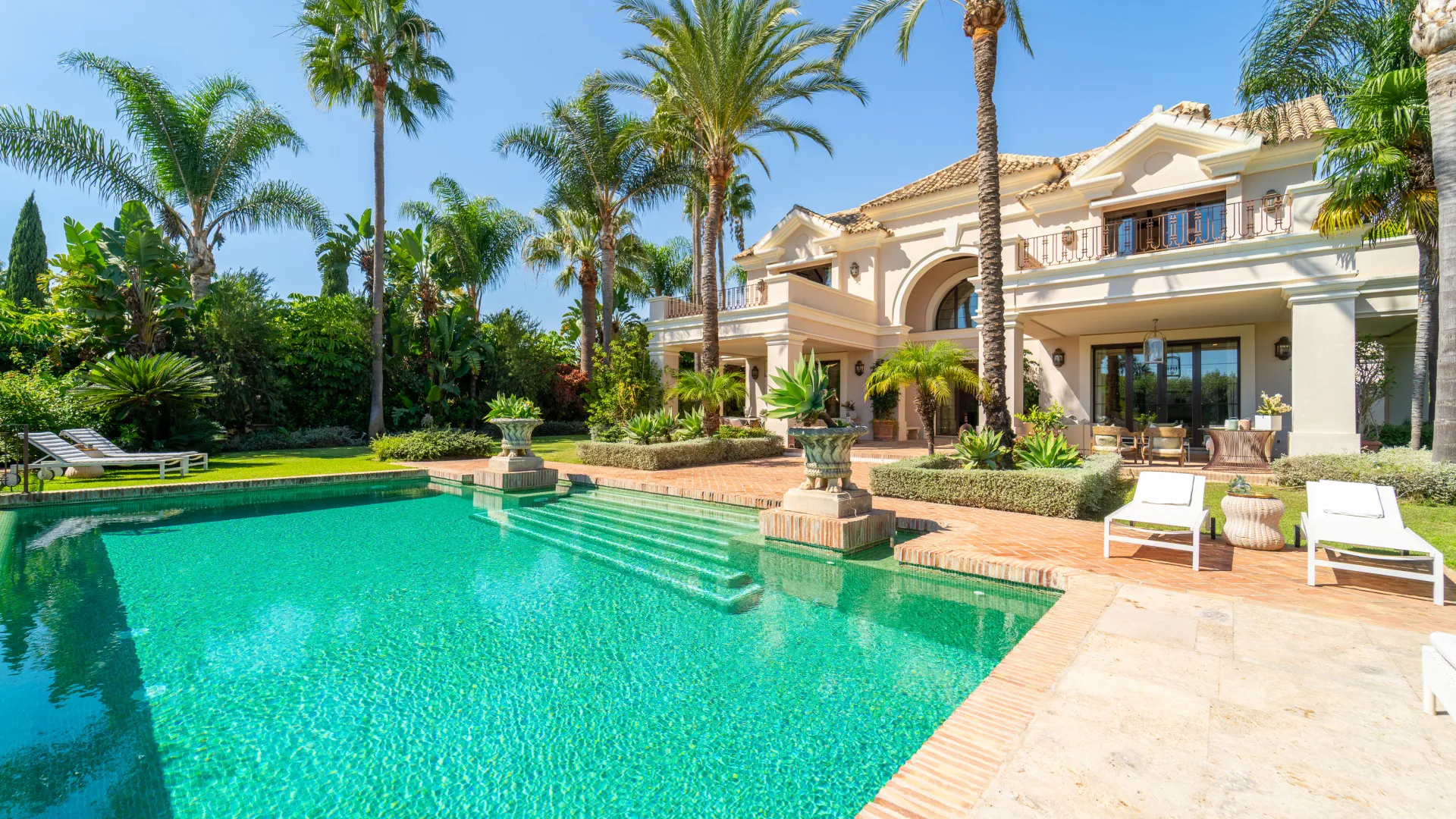 Villa with 8 bedrooms for sale in Guadalmina Baja