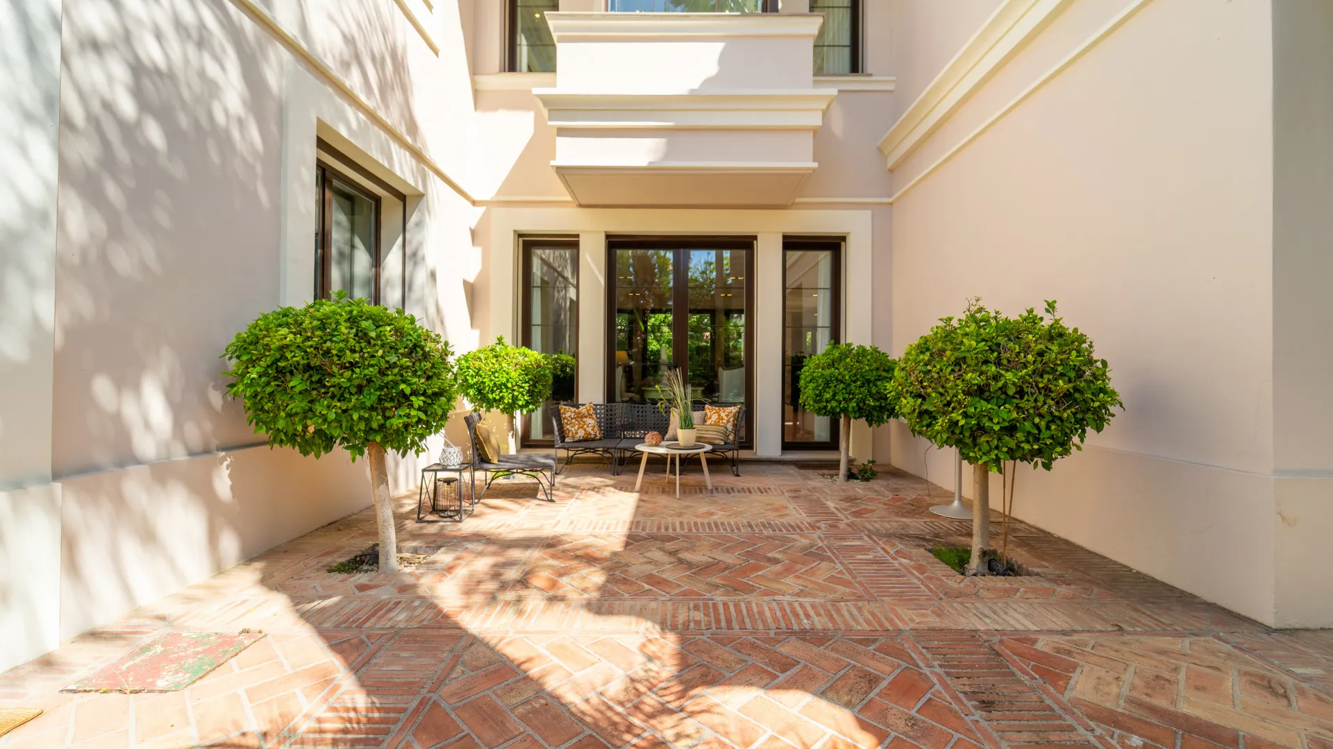 Villa with 8 bedrooms for sale in Guadalmina Baja