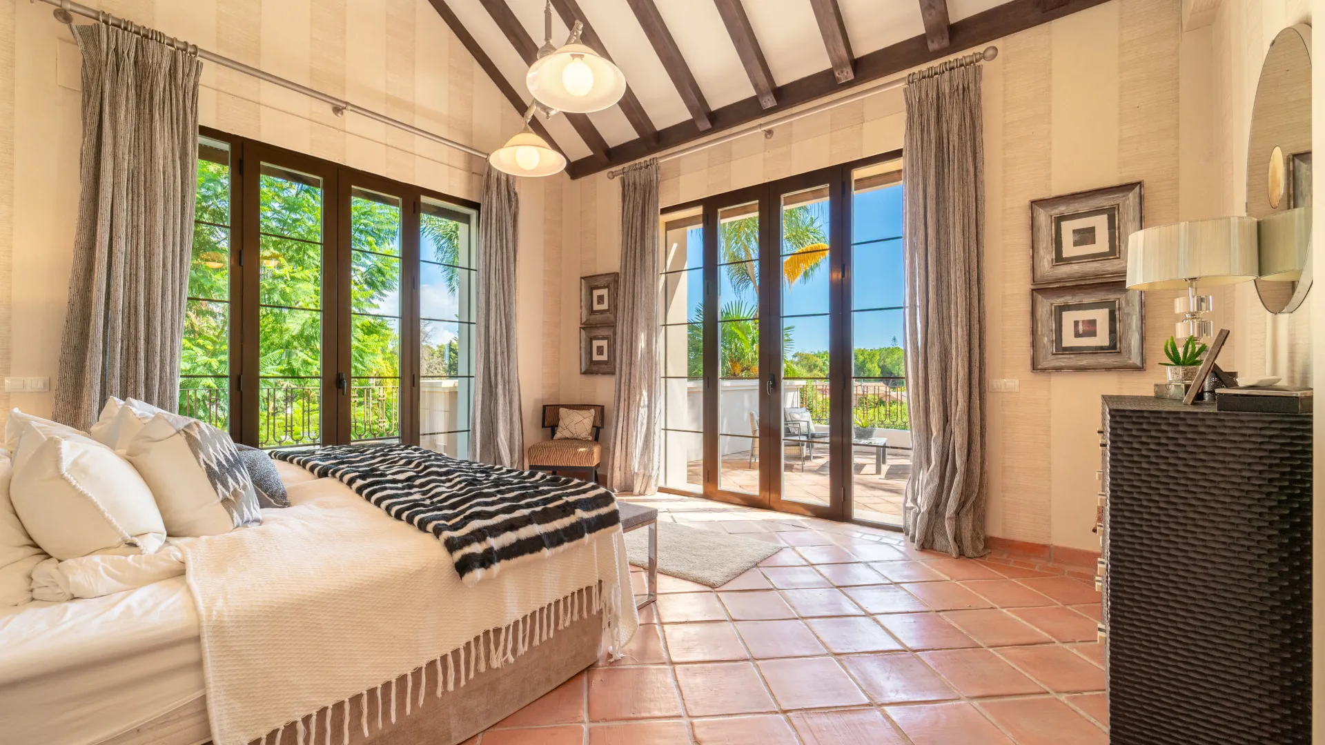 Villa with 8 bedrooms for sale in Guadalmina Baja