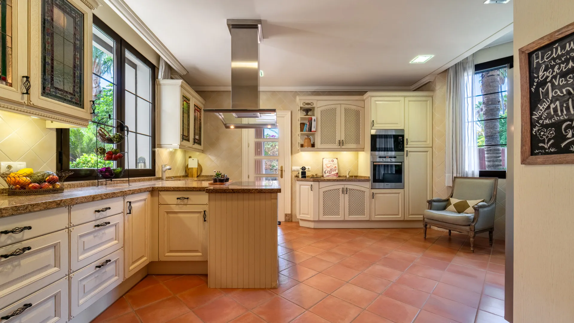 Villa with 8 bedrooms for sale in Guadalmina Baja