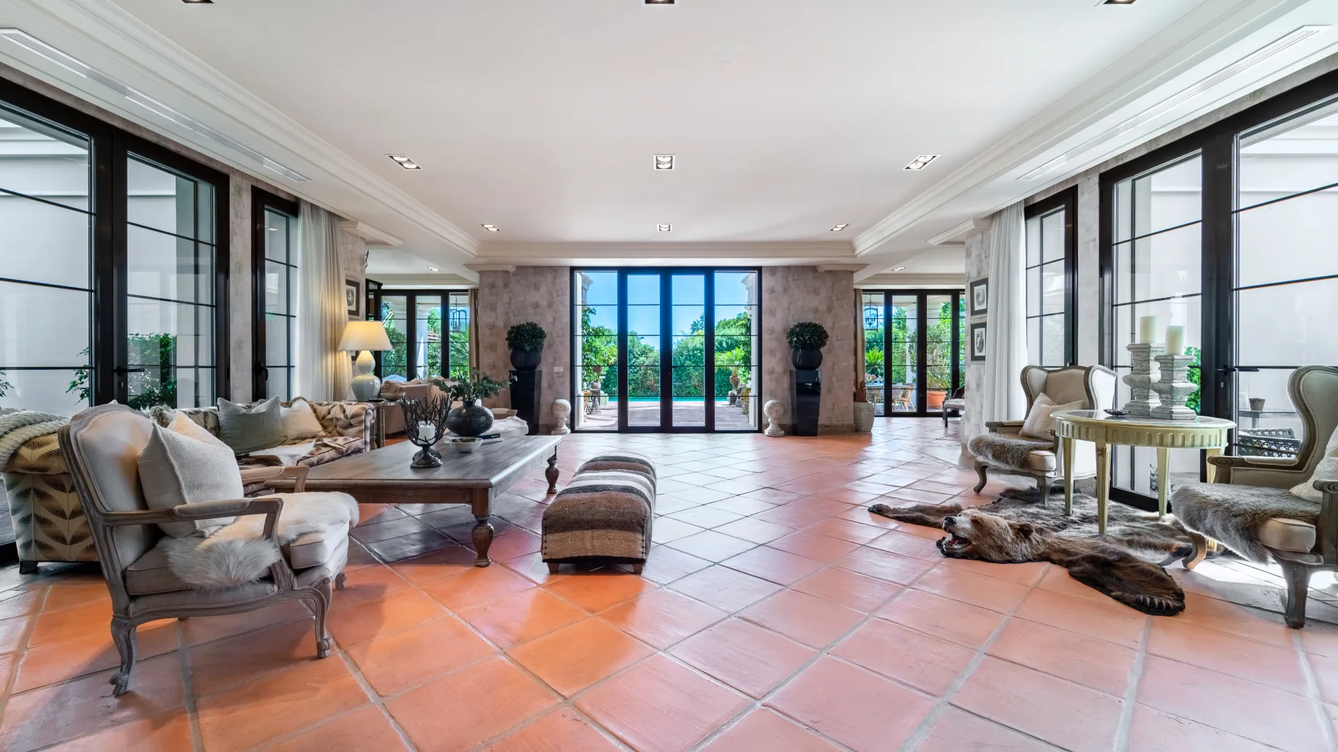 Villa with 8 bedrooms for sale in Guadalmina Baja