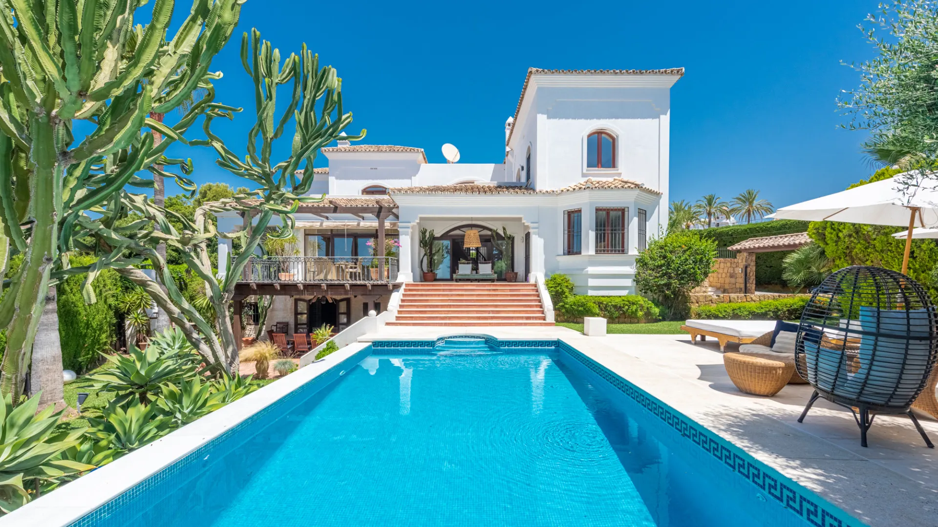 For sale villa in Nueva Andalucia