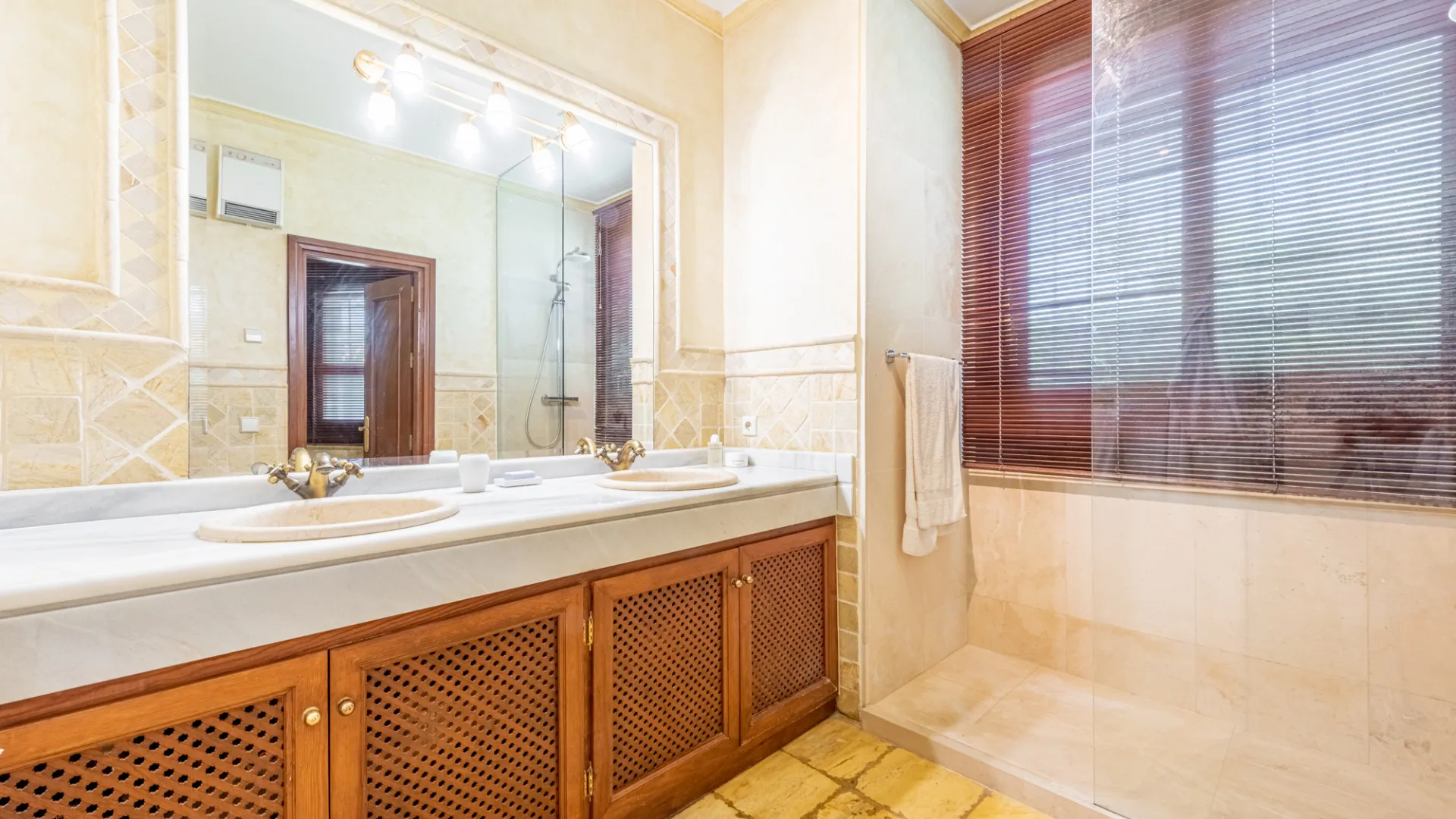 For sale villa in Nueva Andalucia