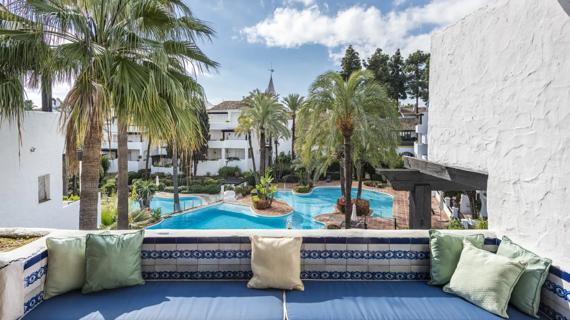 Ático en venta en Puente Romano II de 2 dormitorios