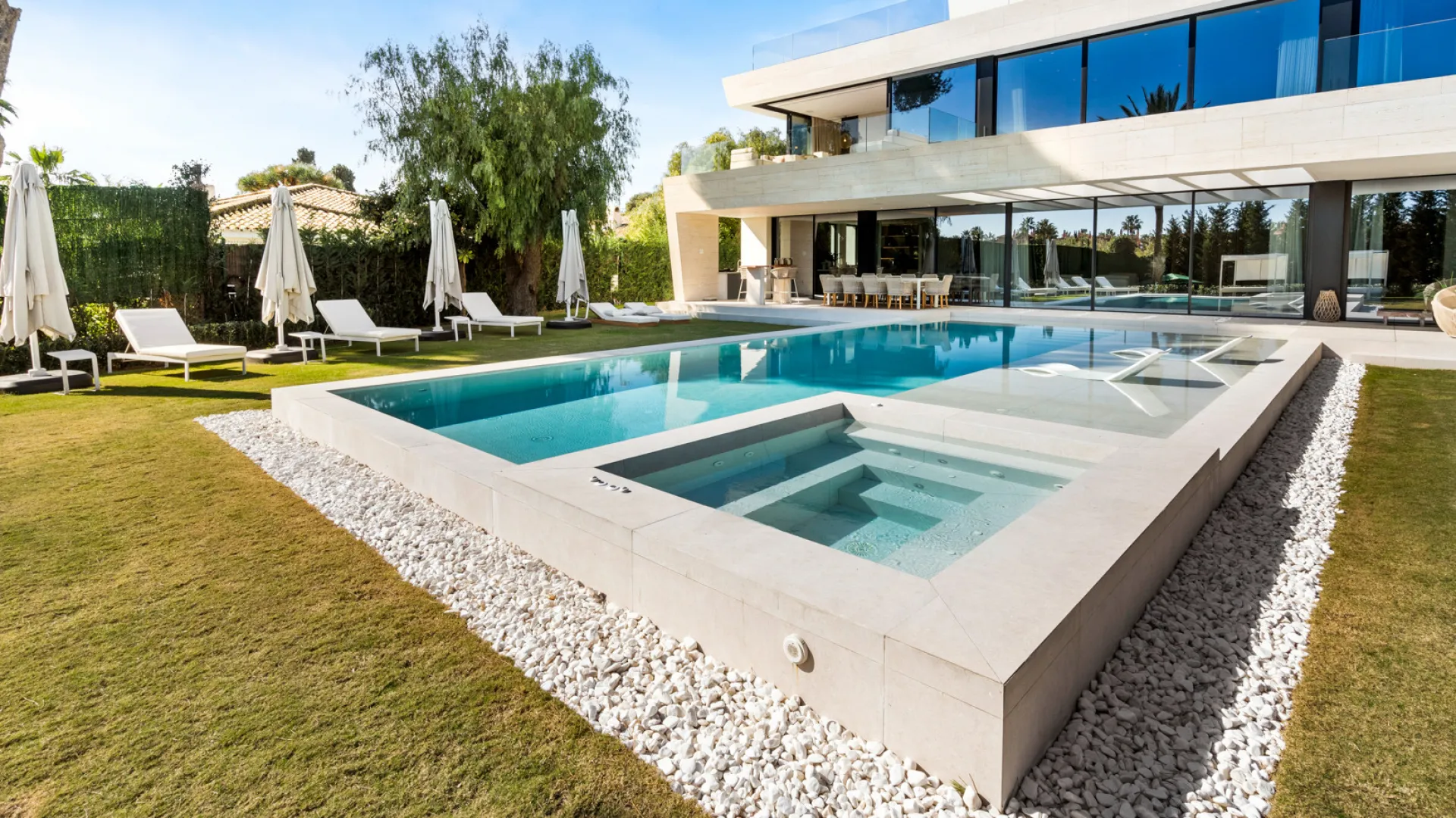 Villa a la venta de 6 dormitorios en Los Monteros Playa