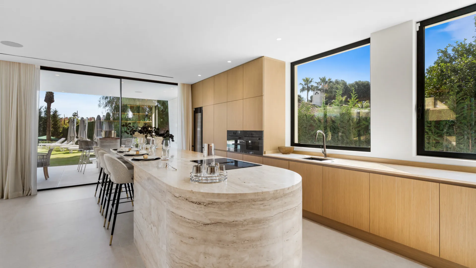 Villa a la venta de 6 dormitorios en Los Monteros Playa