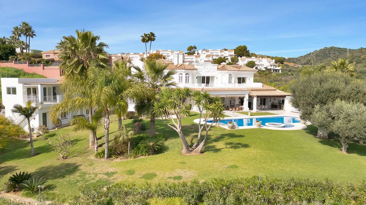 For sale 7 bedrooms villa in Nueva Andalucia
