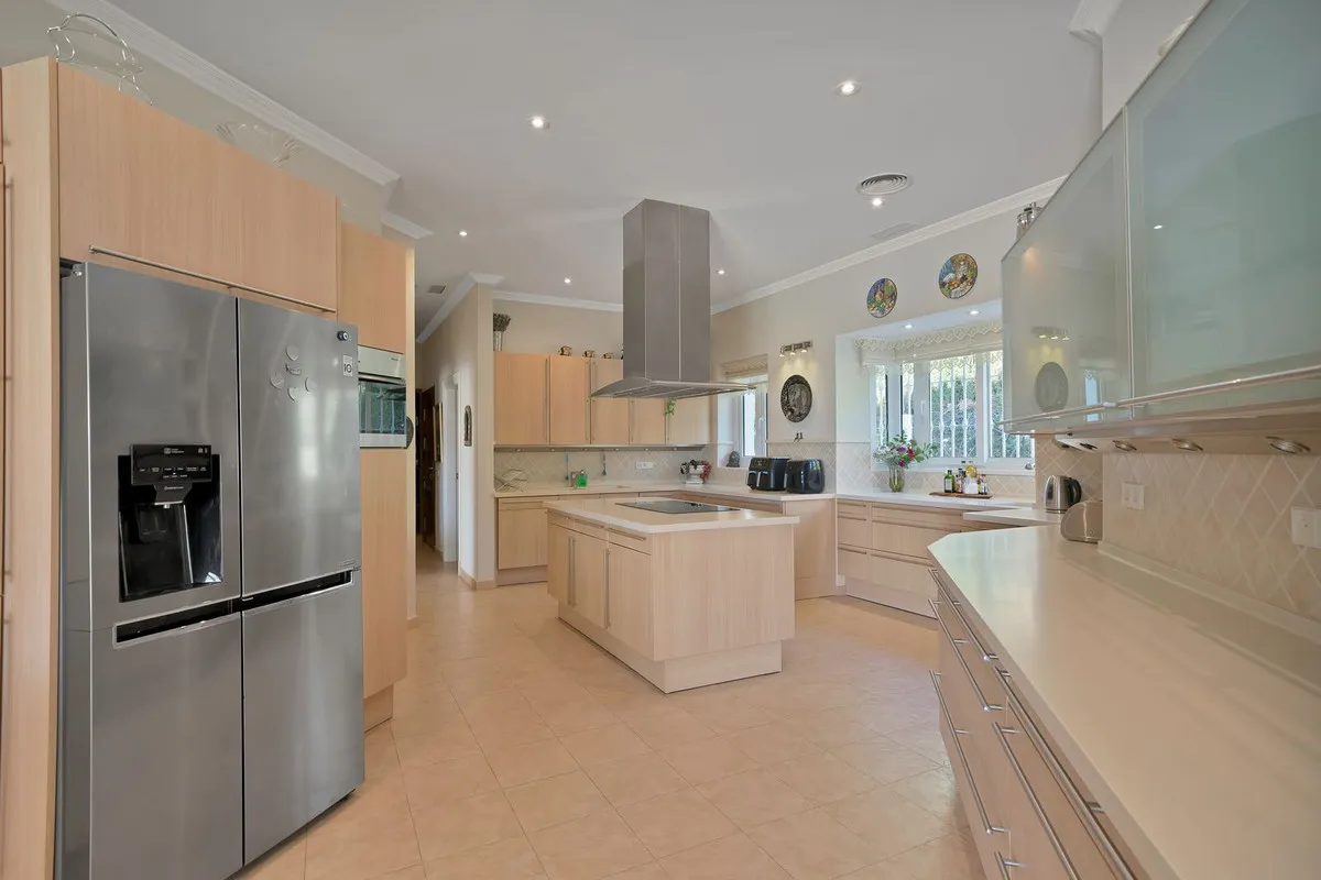 For sale 7 bedrooms villa in Nueva Andalucia