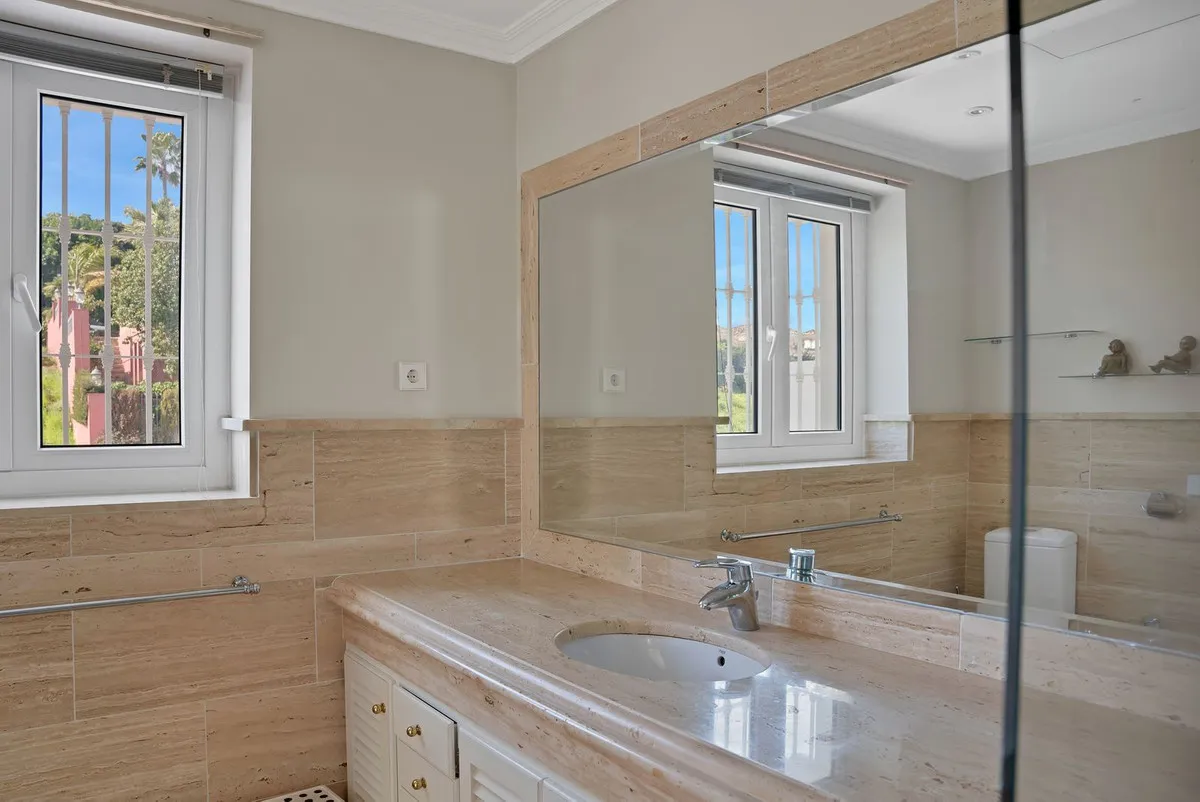 For sale 7 bedrooms villa in Nueva Andalucia