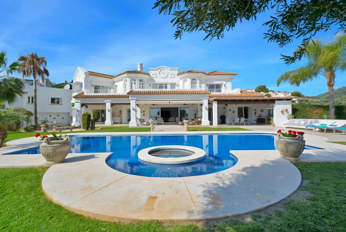 For sale 7 bedrooms villa in Nueva Andalucia