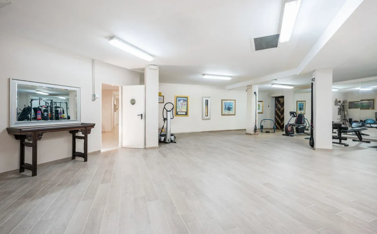 For sale 7 bedrooms villa in Nueva Andalucia