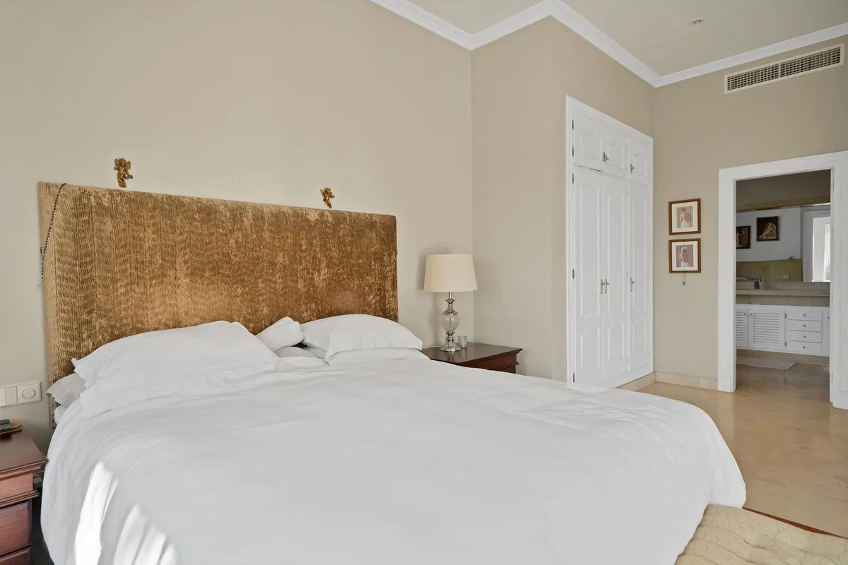 For sale 7 bedrooms villa in Nueva Andalucia