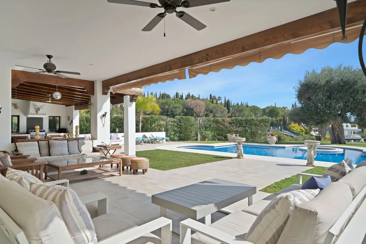 For sale 7 bedrooms villa in Nueva Andalucia