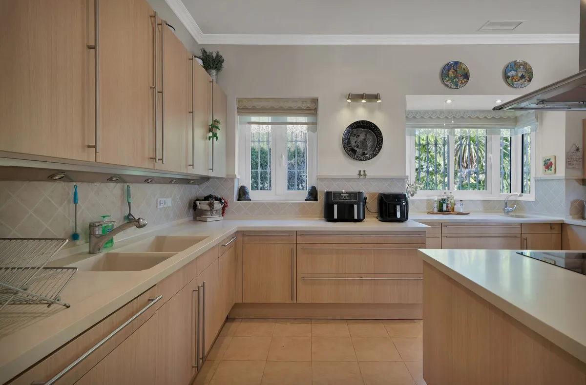 For sale 7 bedrooms villa in Nueva Andalucia