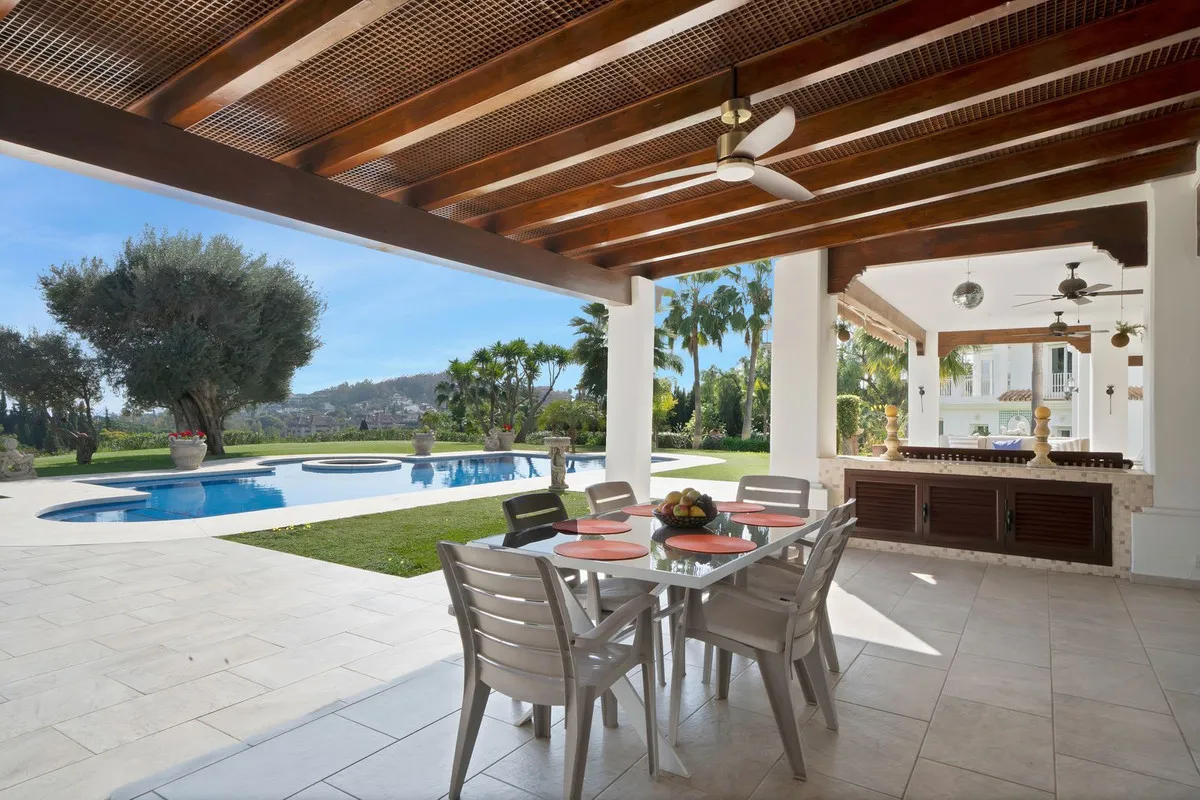 For sale 7 bedrooms villa in Nueva Andalucia
