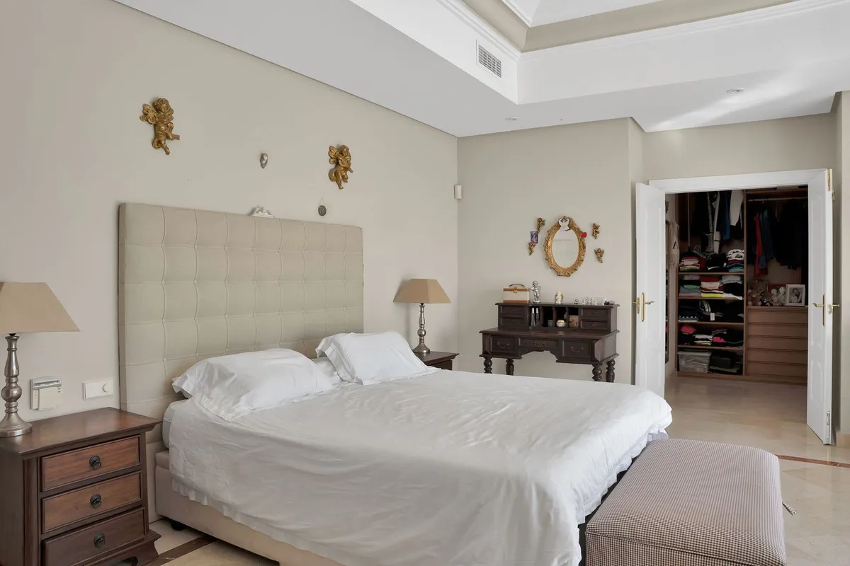 For sale 7 bedrooms villa in Nueva Andalucia