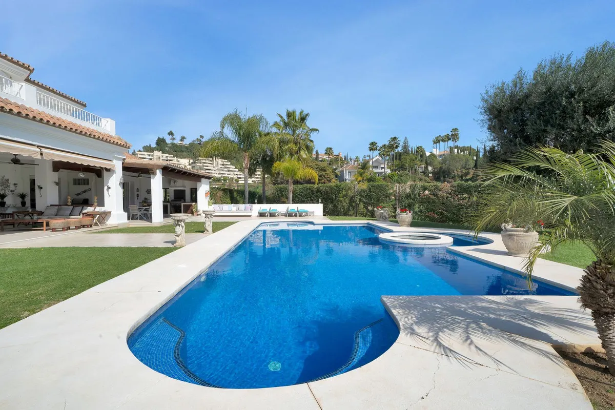 For sale 7 bedrooms villa in Nueva Andalucia