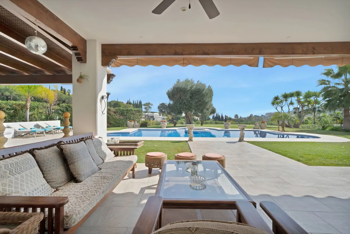 For sale 7 bedrooms villa in Nueva Andalucia