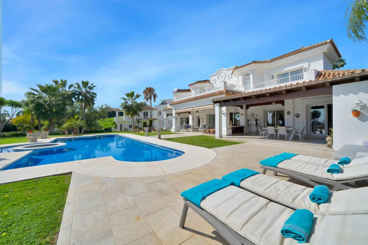 For sale 7 bedrooms villa in Nueva Andalucia