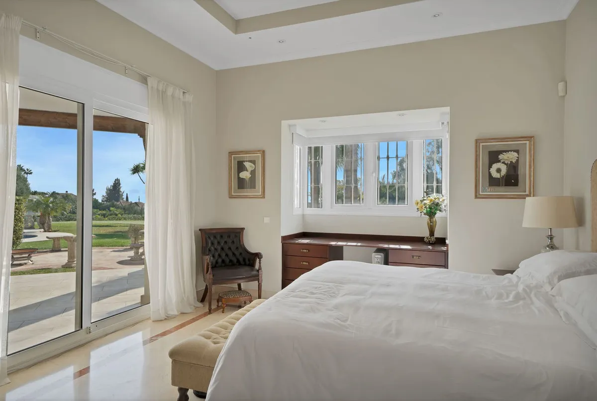 For sale 7 bedrooms villa in Nueva Andalucia