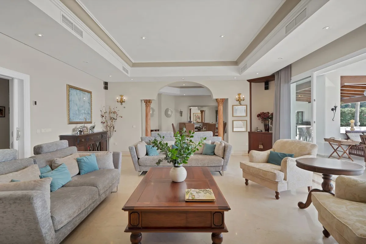 For sale 7 bedrooms villa in Nueva Andalucia