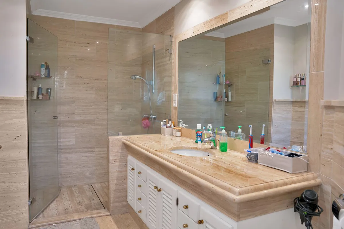 For sale 7 bedrooms villa in Nueva Andalucia