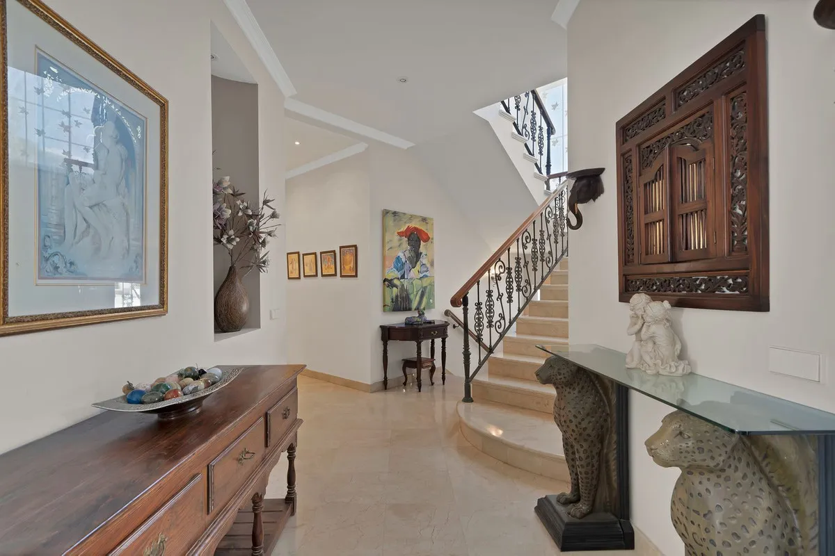 For sale 7 bedrooms villa in Nueva Andalucia