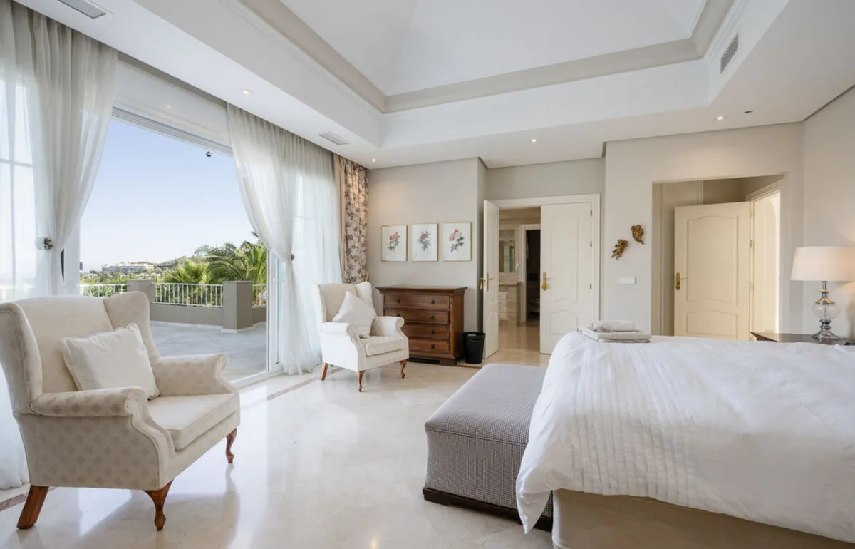 For sale 7 bedrooms villa in Nueva Andalucia