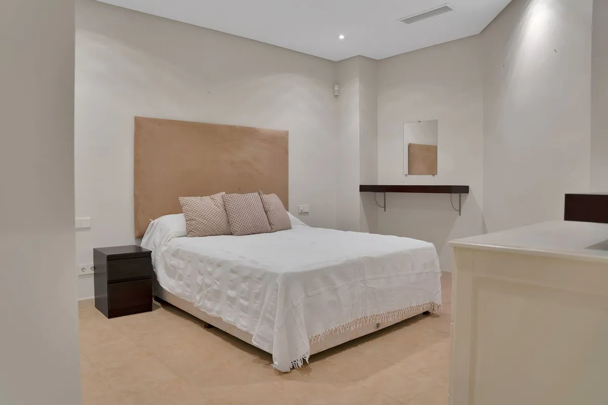 For sale 7 bedrooms villa in Nueva Andalucia