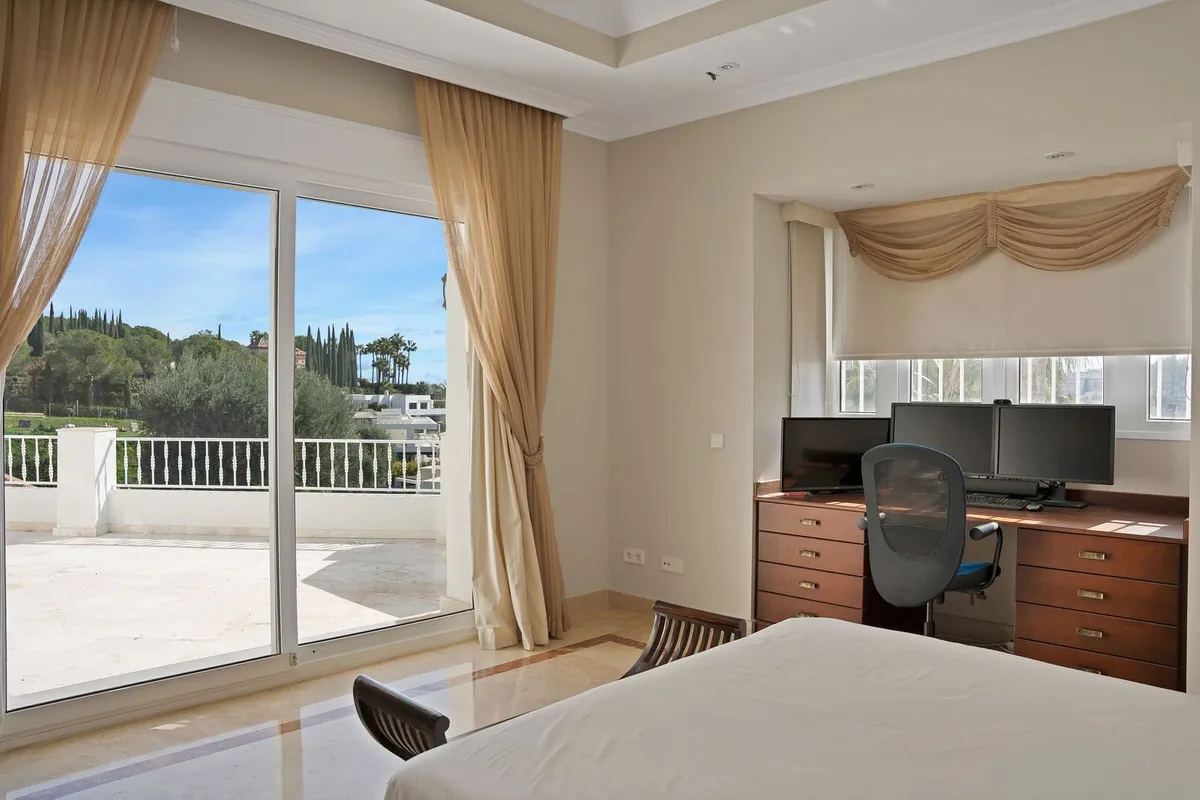 For sale 7 bedrooms villa in Nueva Andalucia