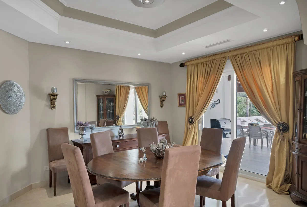 For sale 7 bedrooms villa in Nueva Andalucia