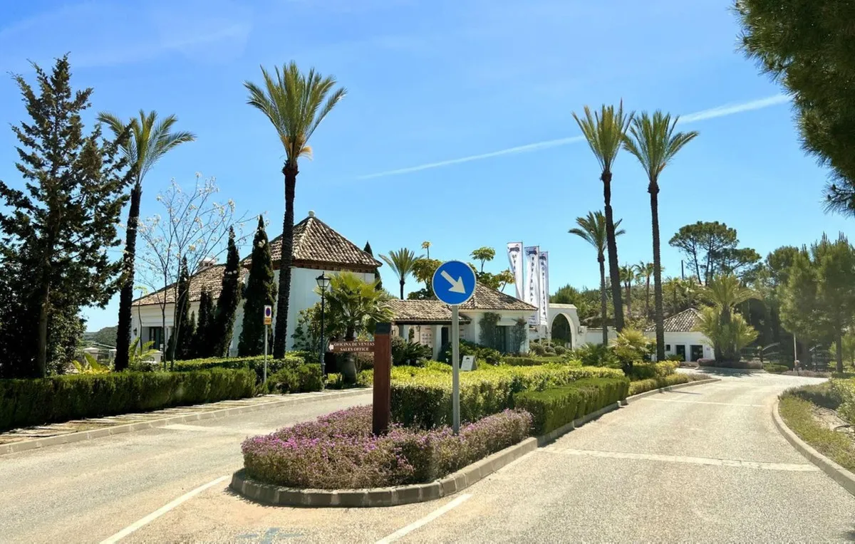 Plot with 4 bedrooms for sale in Benahavis