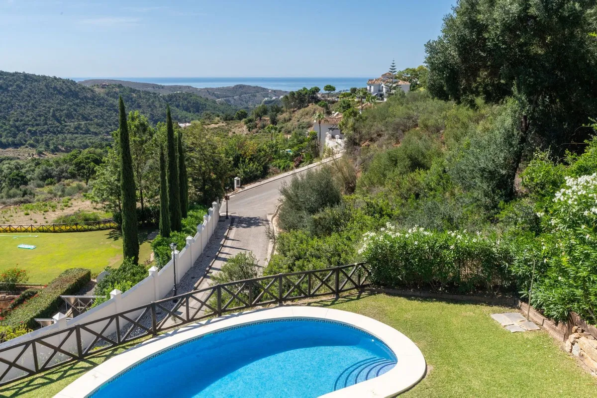 Villa for sale in Benahavis