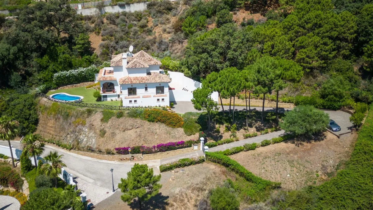Villa for sale in Benahavis